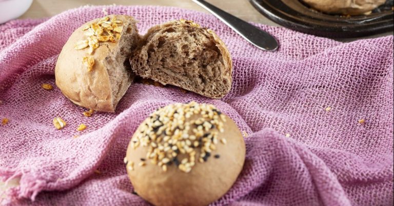Pão de açaí com granola: receita é alternativa para pãozinho francês
