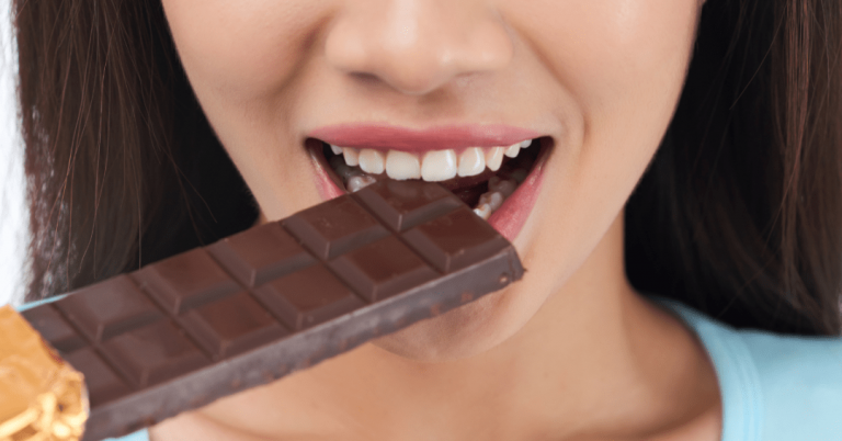 Chocolate faz mal aos dentes? Entenda os impactos na saúde bucal