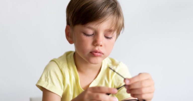 Crianças podem usar lente de contato nos olhos?
