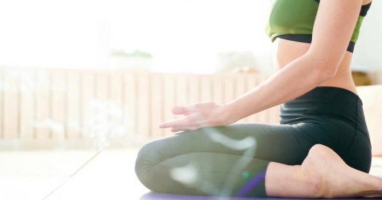 Posições de yoga para cólica: veja 4 opções que aliviam as dores