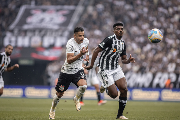 Romero cativa técnico no Corinthians e recebe elogios pela capacidade de adaptação