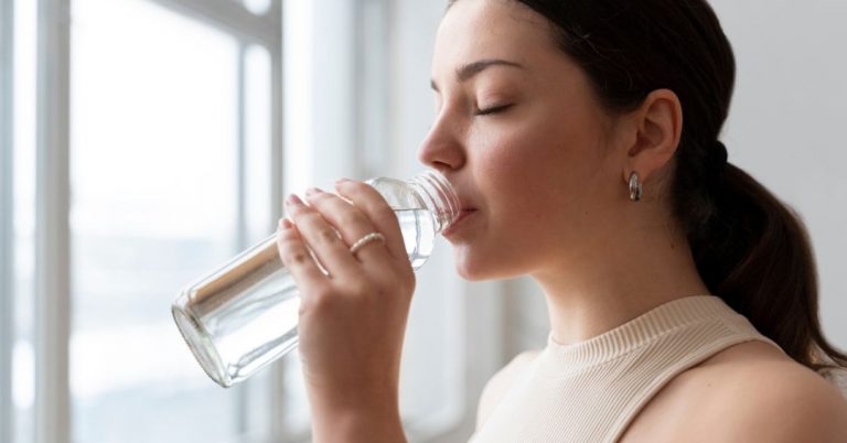 Tomar água ajuda a emagrecer? Tire essa e outras dúvidas sobre o assunto