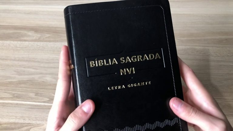 Bíblia Sagrada | NVI | Letra Gigante | Capa Luxo | Preta – Livrarias Família Cristã