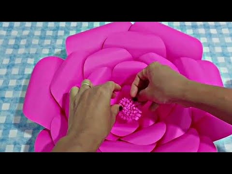 Como fazer flor de papel grande para decoração | Painel dia das mães | Flor de cartolina gigante 3