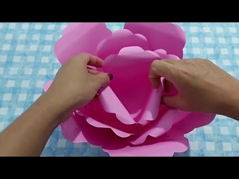 Como fazer flor de papel grande para decoração | Painel dia das mães | Flor de cartolina gigante 2