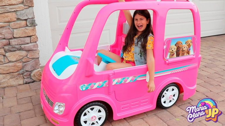 Maria Clara e JP andam no carro de brinquedo   Compilação Barbie car Camping adventure