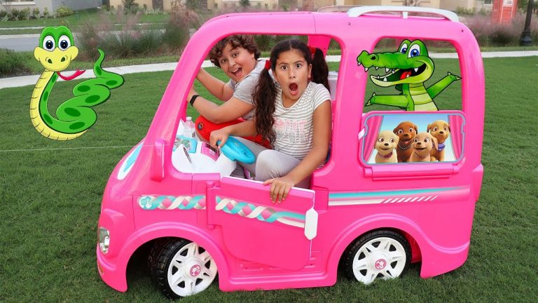 Maria Clara e JP andam no carro de brinquedo para piquenique radical! ♥ Barbie car Camping adventure