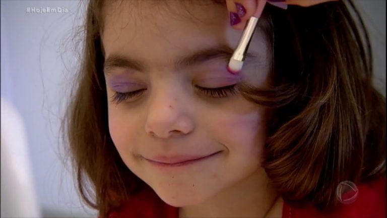 Saiba por que maquiagem para crianças pode causar problemas de saúde