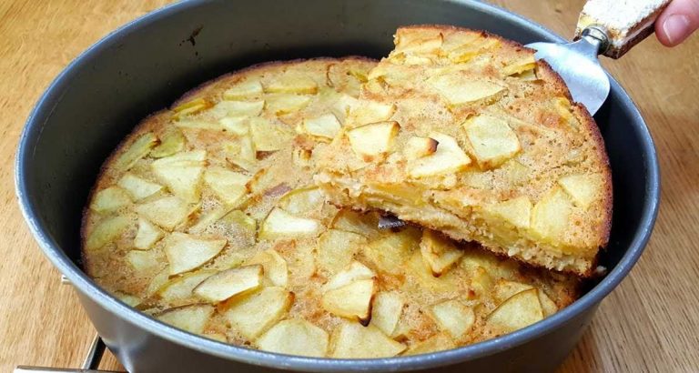 Bolo de maçã incrível, sem trigo e leite, rápido e molhadinho! É gostoso demais e muito fácil