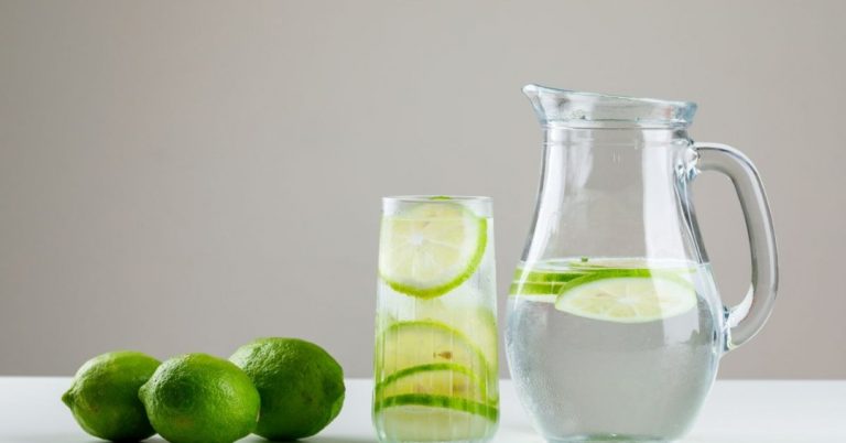 Beber água com limão emagrece? Entenda os benefícios