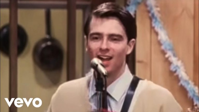 Weezer – Buddy Holly (Official Music Video)