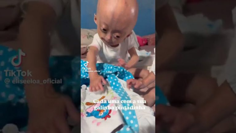 Elis e Eloá cada uma com sua galinha pintadinha