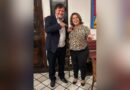 No primeiro jantar do ano, a presidente do CCS-RJ, Fátima Monteiro, recebe o distintivo do Clube da Bolinha-RJ – CQCS